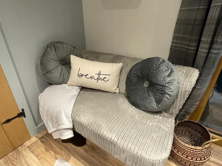 The Hut@Trefechan Wen - Coastal Coziness! Goodwick エクステリア 写真