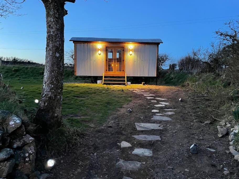 Goodwick The Hut@Trefechan Wen - Coastal Coziness!ヴィラ エクステリア 写真