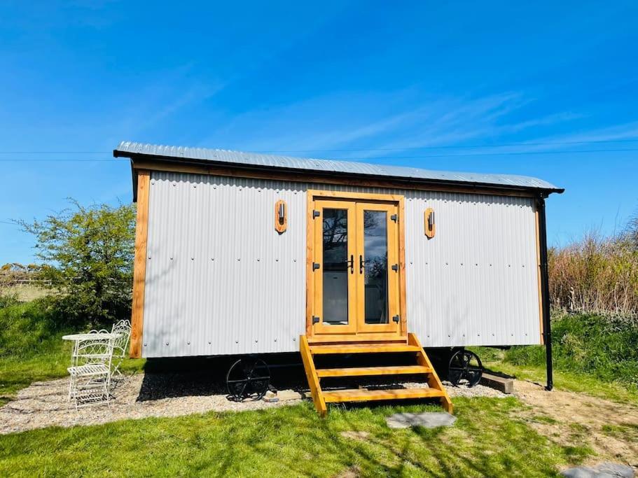 Goodwick The Hut@Trefechan Wen - Coastal Coziness!ヴィラ エクステリア 写真