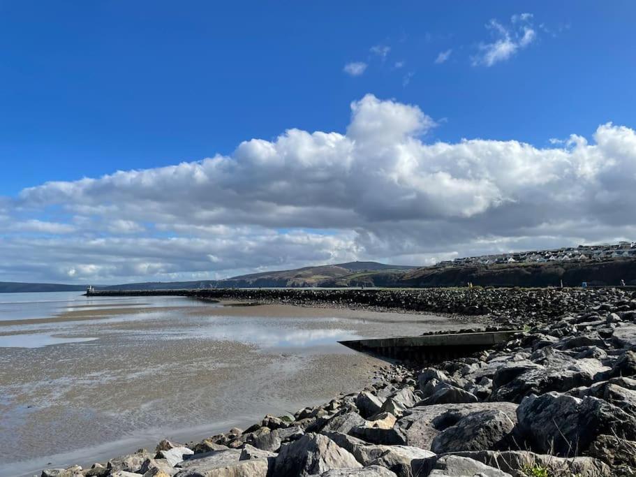 Goodwick The Hut@Trefechan Wen - Coastal Coziness!ヴィラ エクステリア 写真