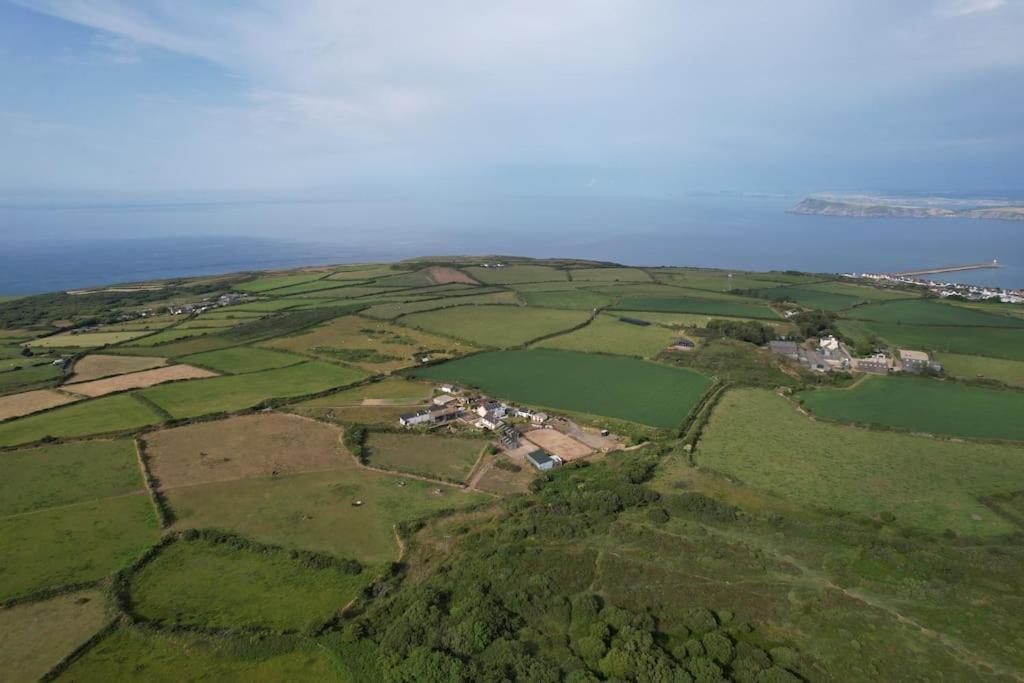 Goodwick The Hut@Trefechan Wen - Coastal Coziness!ヴィラ エクステリア 写真