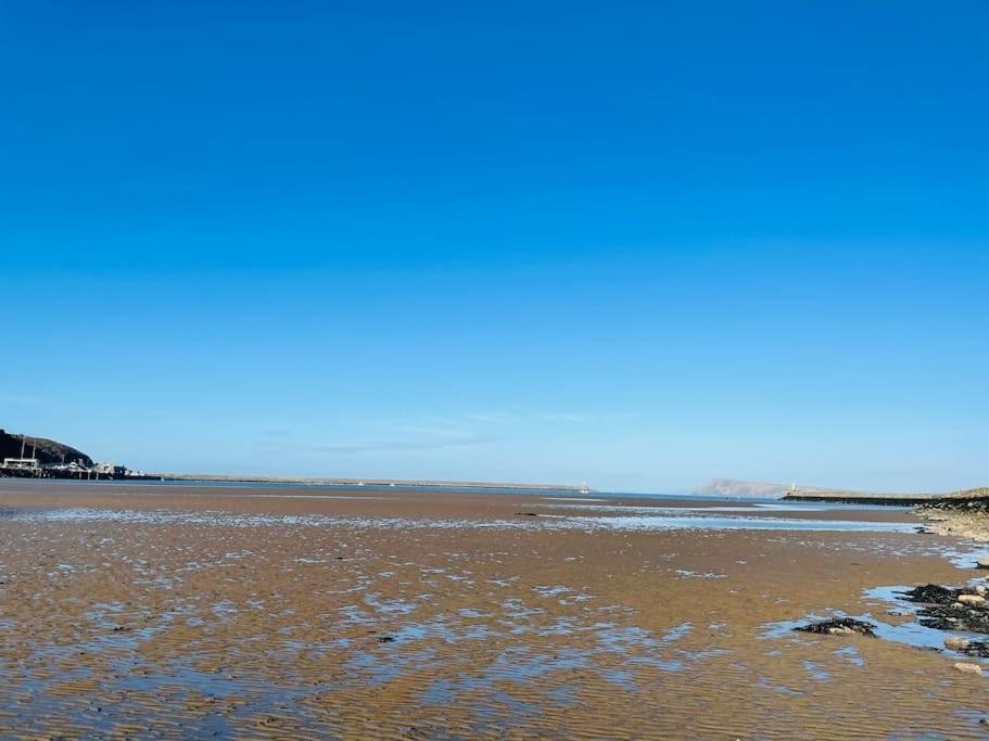 Goodwick The Hut@Trefechan Wen - Coastal Coziness!ヴィラ エクステリア 写真