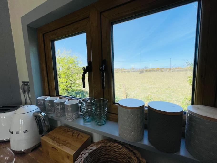 The Hut@Trefechan Wen - Coastal Coziness! Goodwick エクステリア 写真