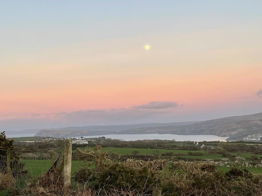 Goodwick The Hut@Trefechan Wen - Coastal Coziness!ヴィラ エクステリア 写真