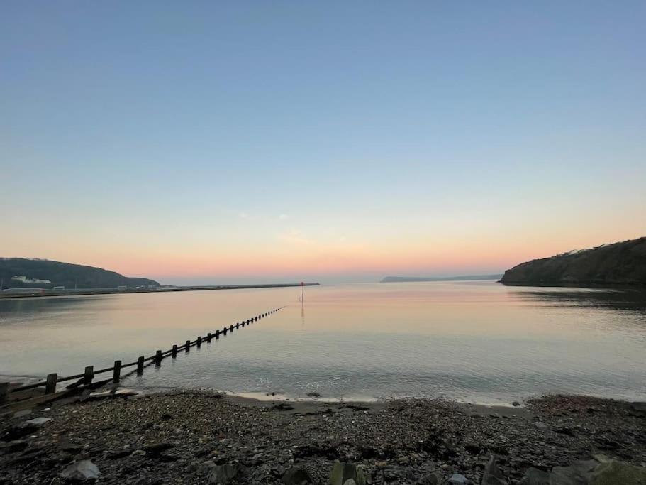 Goodwick The Hut@Trefechan Wen - Coastal Coziness!ヴィラ エクステリア 写真