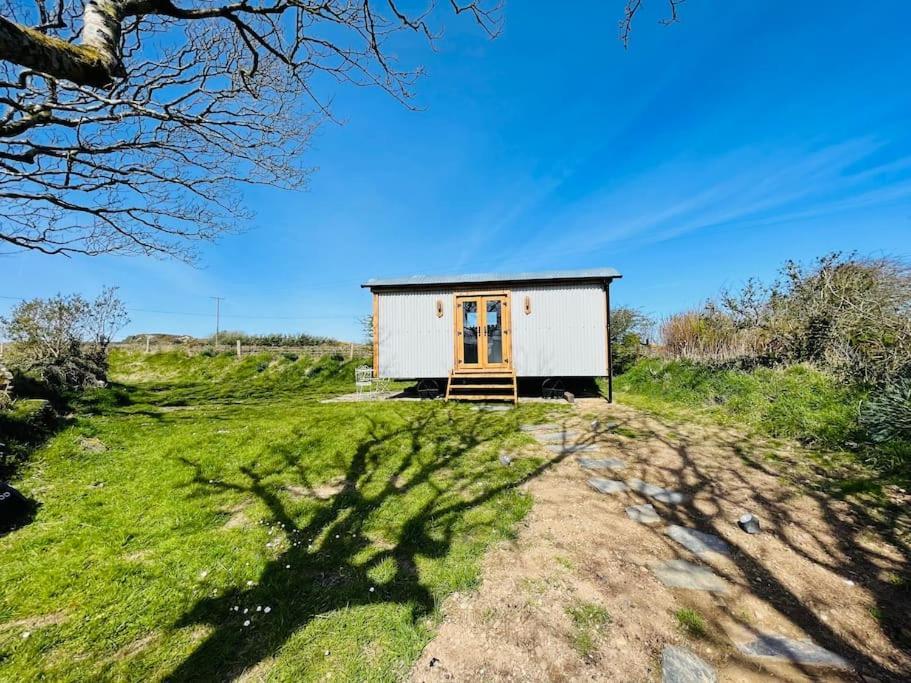 Goodwick The Hut@Trefechan Wen - Coastal Coziness!ヴィラ エクステリア 写真