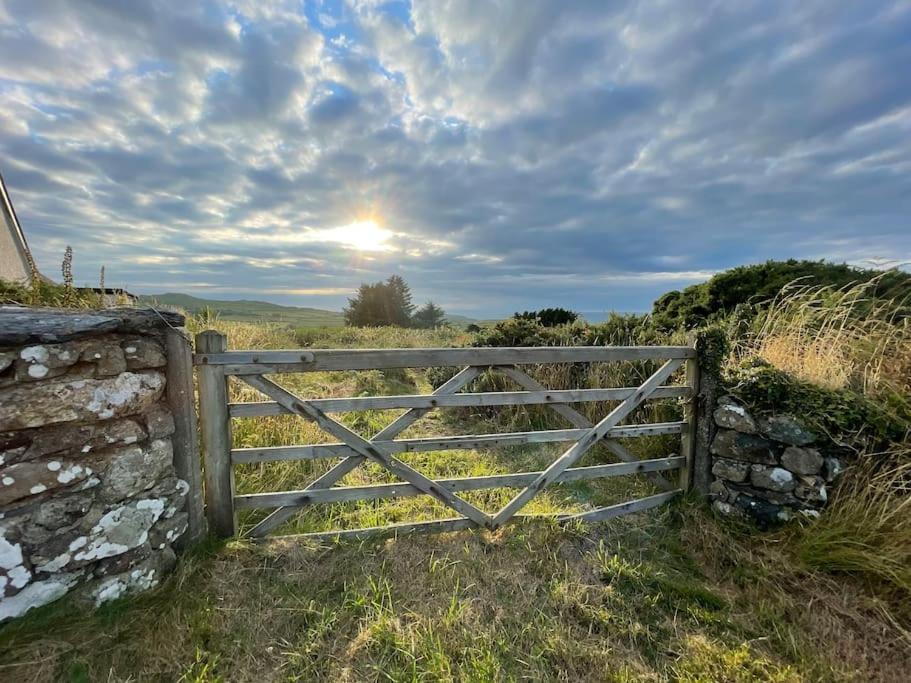 Goodwick The Hut@Trefechan Wen - Coastal Coziness!ヴィラ エクステリア 写真