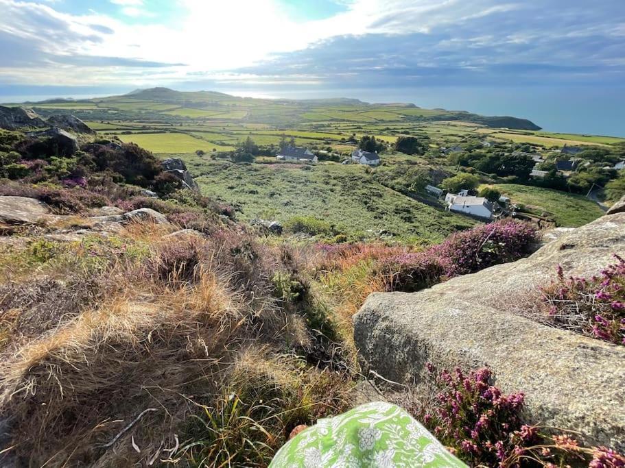 Goodwick The Hut@Trefechan Wen - Coastal Coziness!ヴィラ エクステリア 写真